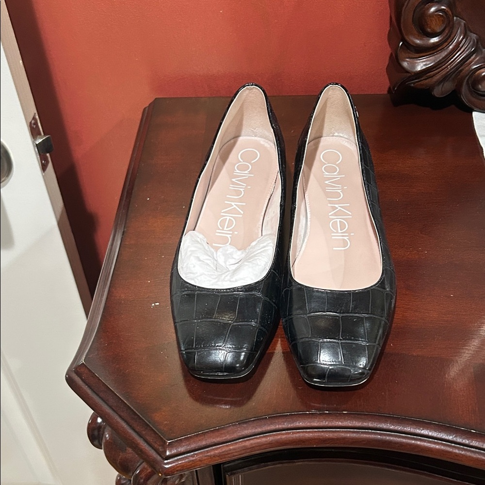 Calvin Klein Black Croc-Embossed Flats size:8:5